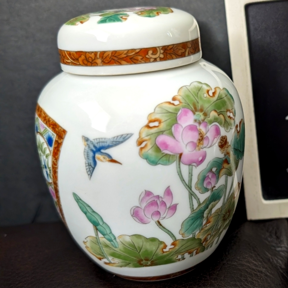 Trina japanese‎ made vintage porcelain intricate ginger jar with lid